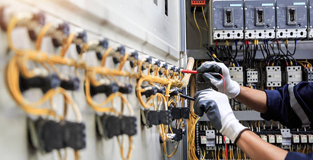 Professional Electrician technician working in Candlewick Lake, IL